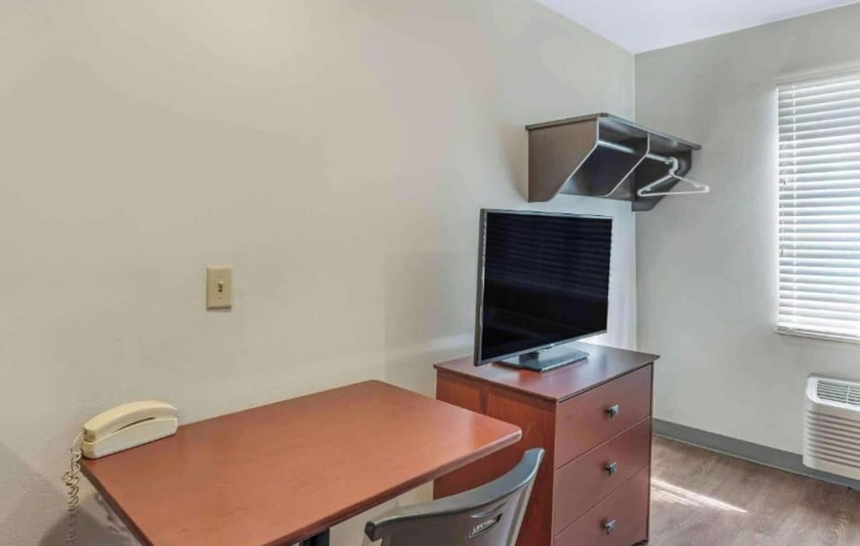 Room, 1 Double Bed, Accessible, Kitchen | Desk, laptop workspace, free WiFi, bed sheets