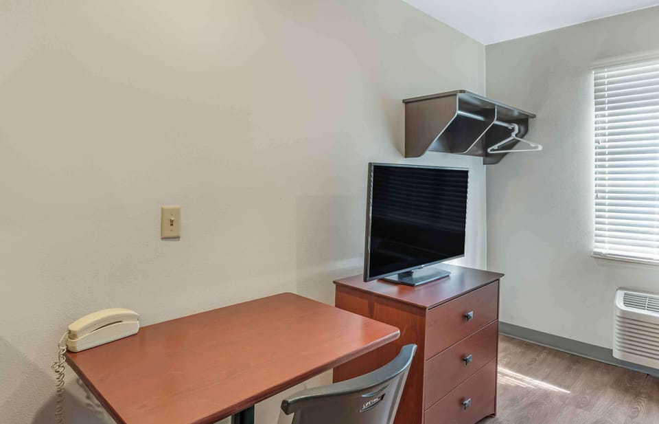 Standard Studio, 1 Queen Bed, Non Smoking, Refrigerator & Microwave | Desk, laptop workspace, free WiFi, bed sheets