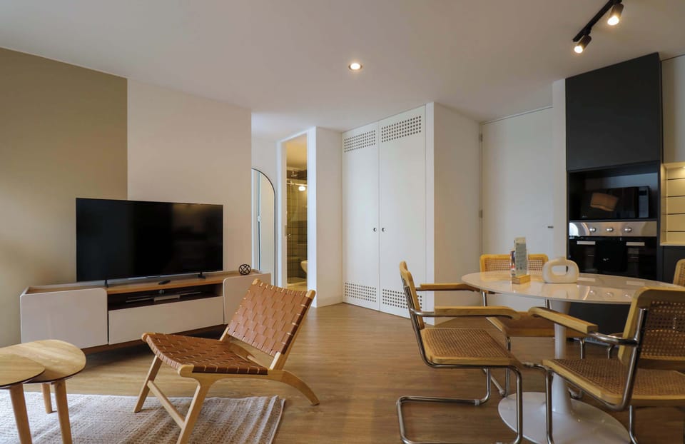A cozy and pleasant dining room