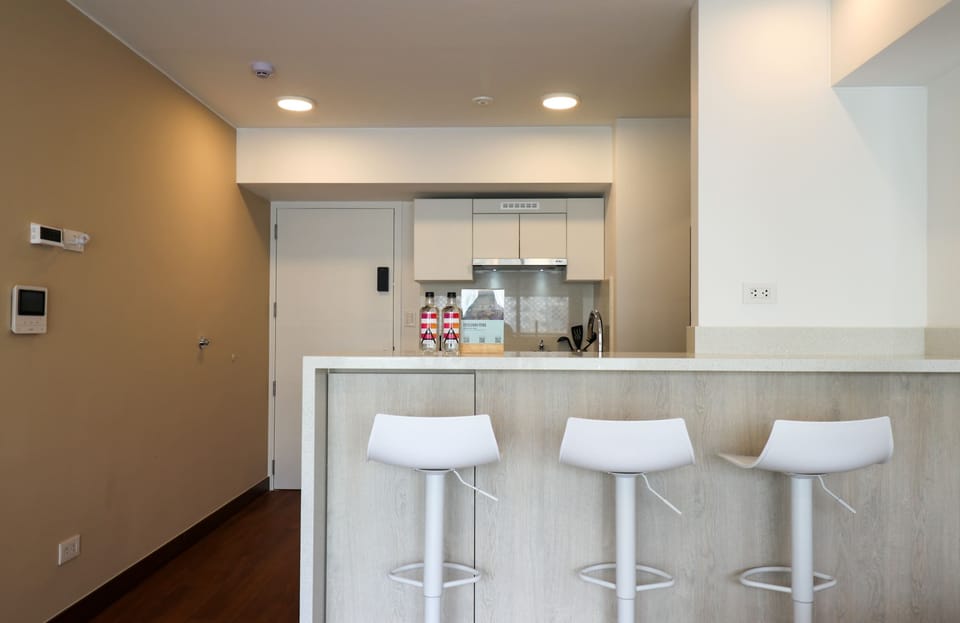 Modern and bright kitchen with a bar to enjoy
