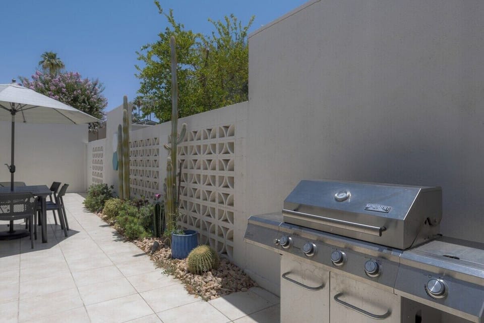 K0313 Front Patio BBQ