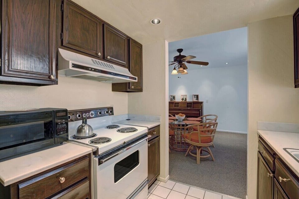 9 KITCHEN REVERSE.jpg