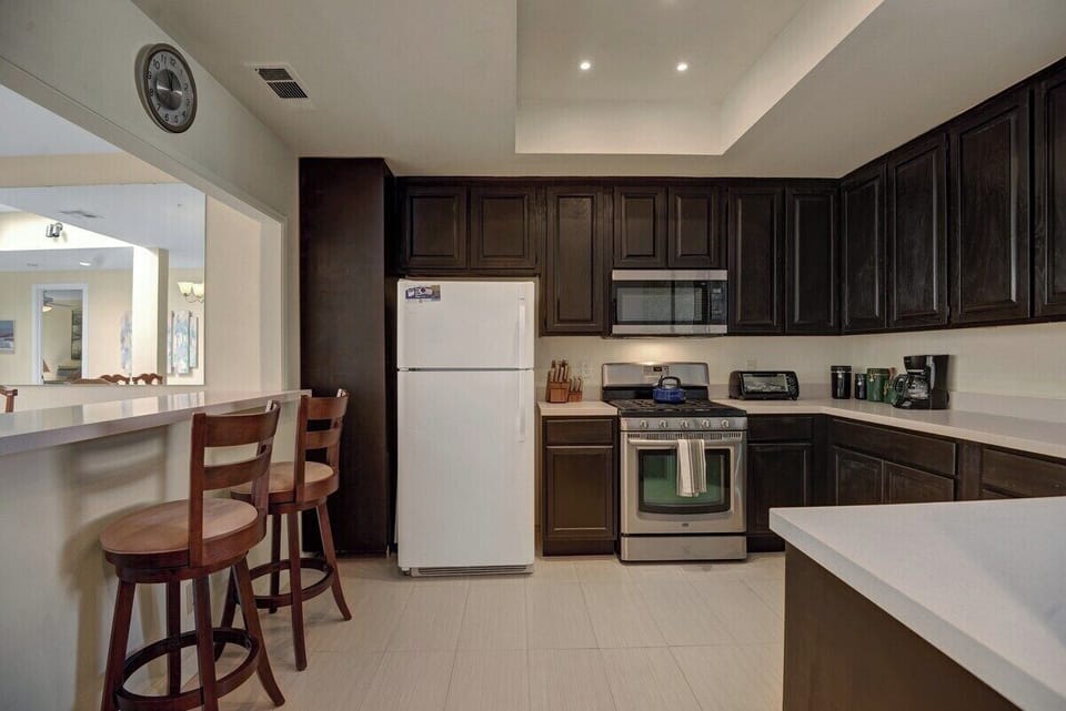8 KITCHEN.jpg