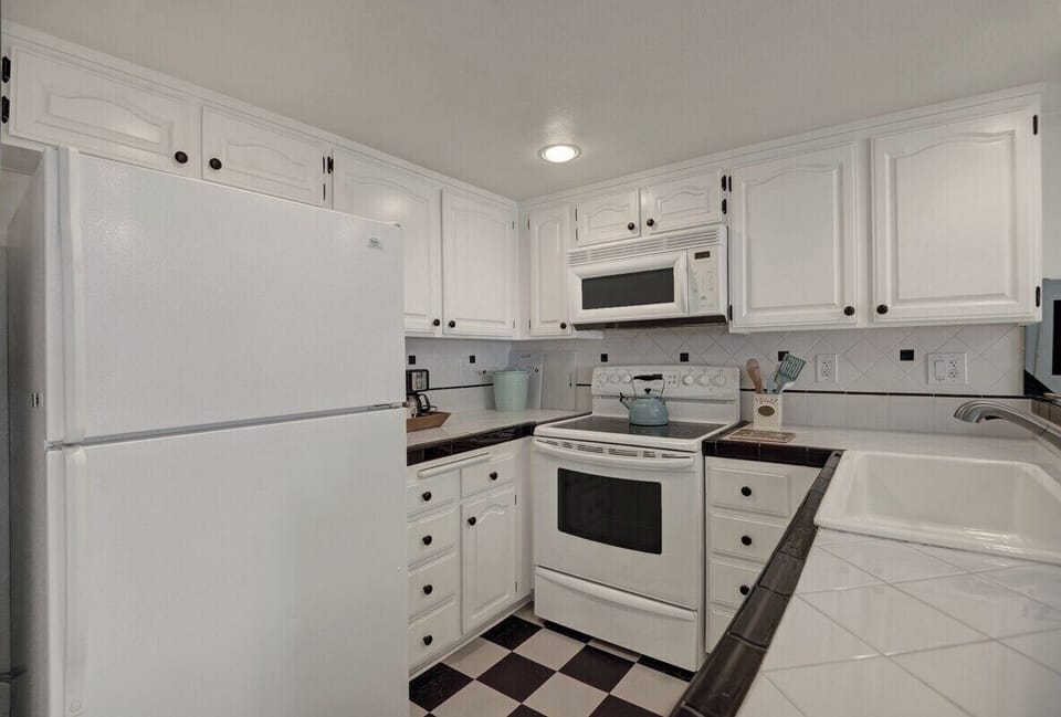 11 KITCHEN TIGHT