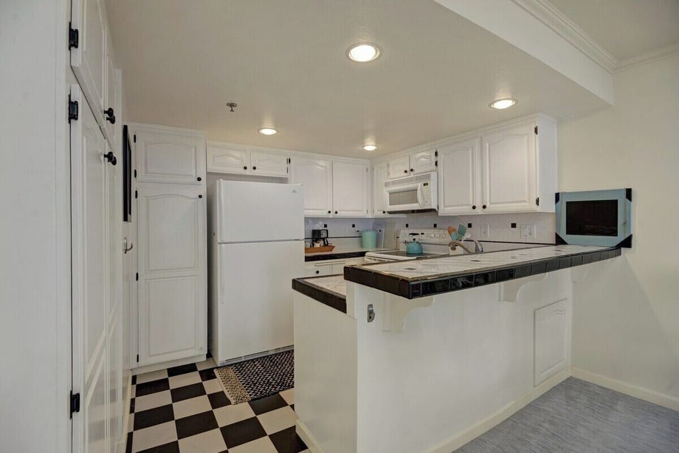 10 KITCHEN