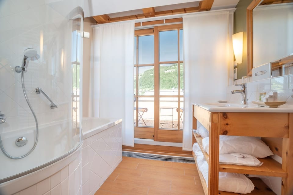 Junior Suite | Bathroom | Combined shower/tub, spring water tub, free toiletries, hair dryer