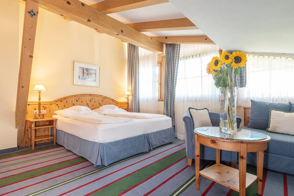 Junior Suite | Premium bedding, down comforters, pillowtop beds, minibar