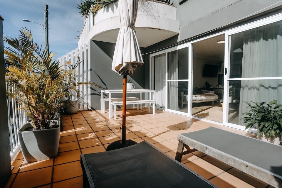 Balcony Wirth sun loungers and dining