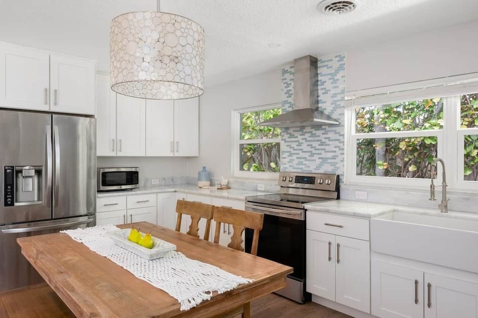 Full size and very well stocked Kitchen & Dining room. Kitchen table can double as work space.