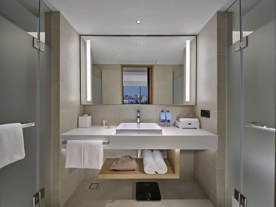 KING 1BEDROOM JUNIOR SUITE | Bathroom | Shower, rainfall showerhead, free toiletries, hair dryer