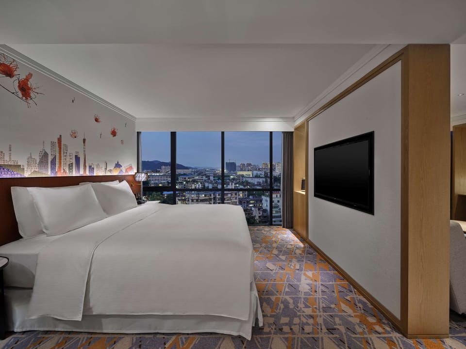 KING 1BEDROOM JUNIOR SUITE | Living area | 50-inch LCD TV with cable channels, TV