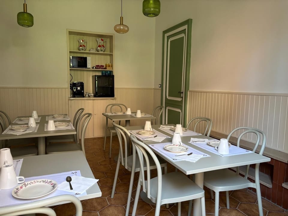 Free daily self-serve breakfast