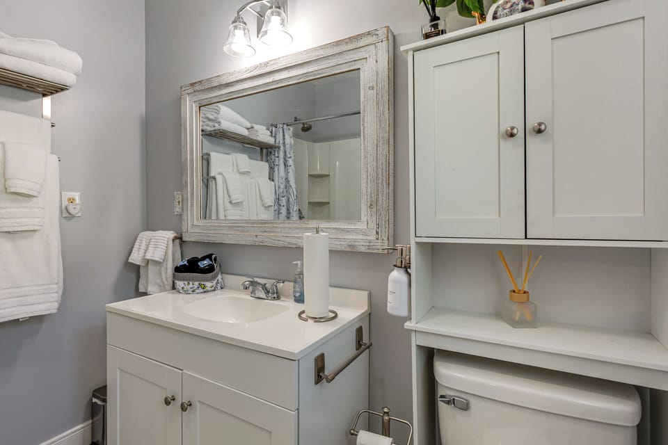 Full Bathroom | Towels & Linens Provided