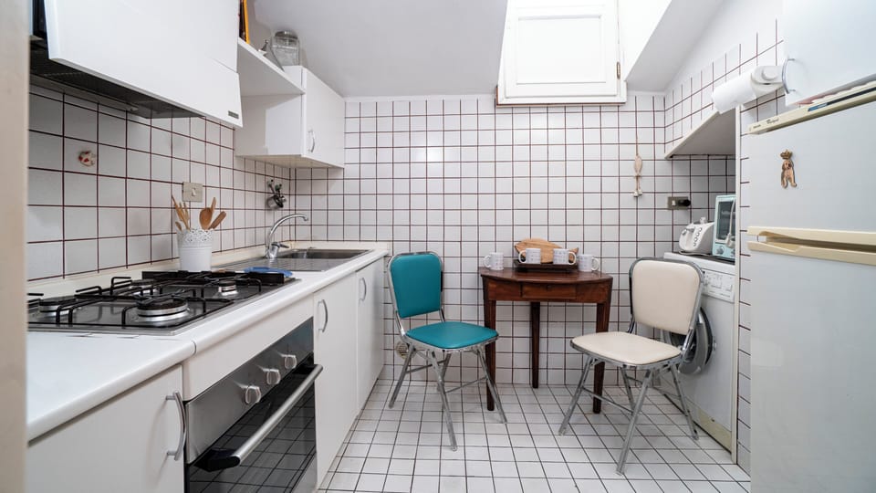 Apartment (1 Bedroom) | Private kitchen | Oven, electric kettle, blender