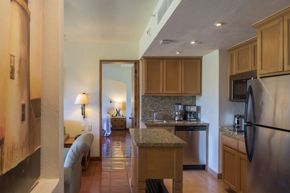 Grand Suite | Living area | 32-inch LCD TV with cable channels, TV