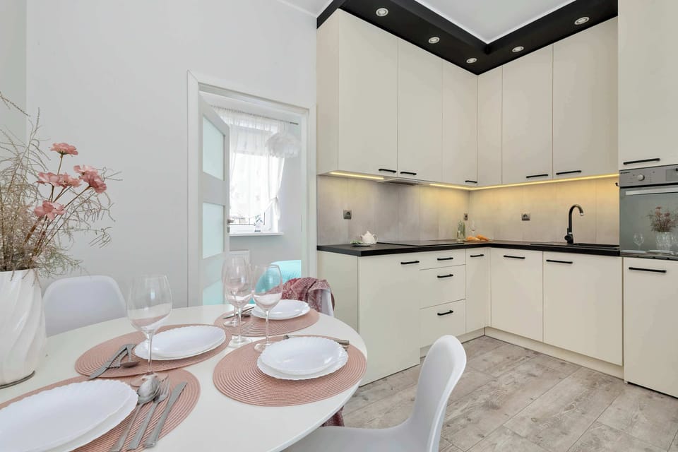 The kitchenette has everything you need to cook a delicious meal.
