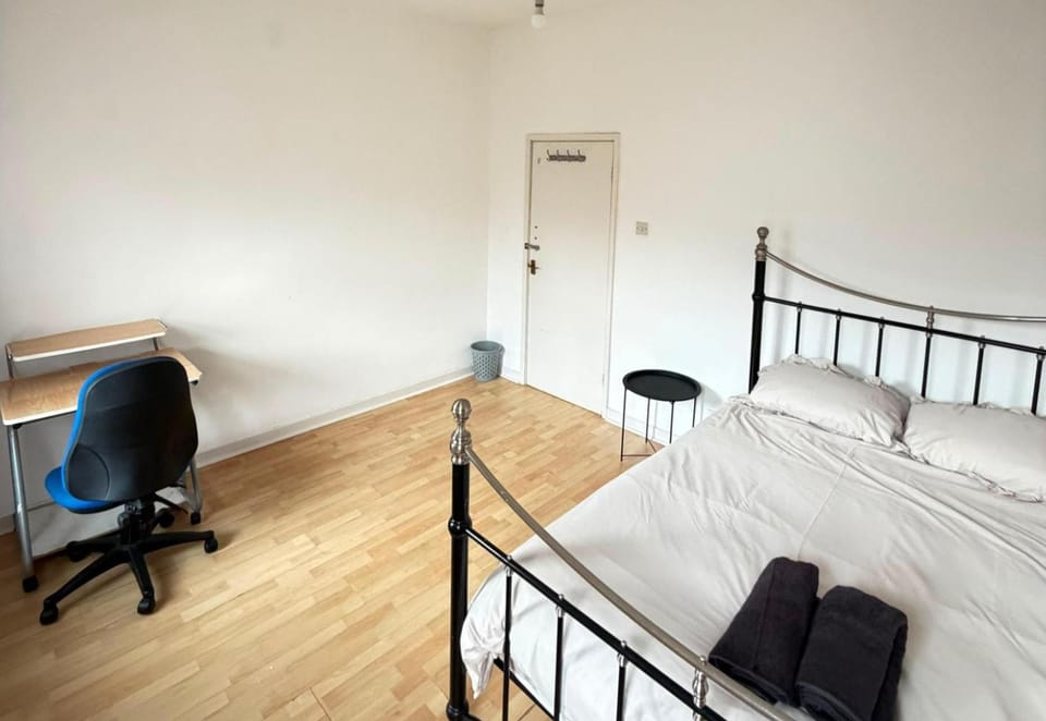 2 bedrooms, iron/ironing board, WiFi (free)