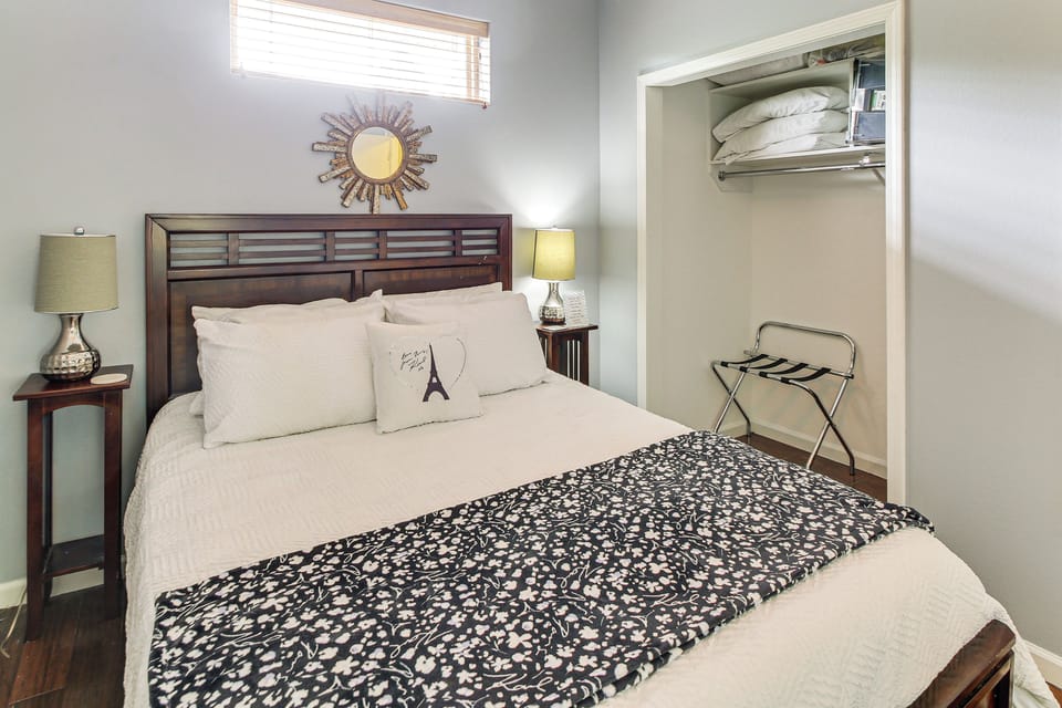 Lakefront, Pool & Dock Access! Hot Springs Gem Apartment in Lake Hamilton