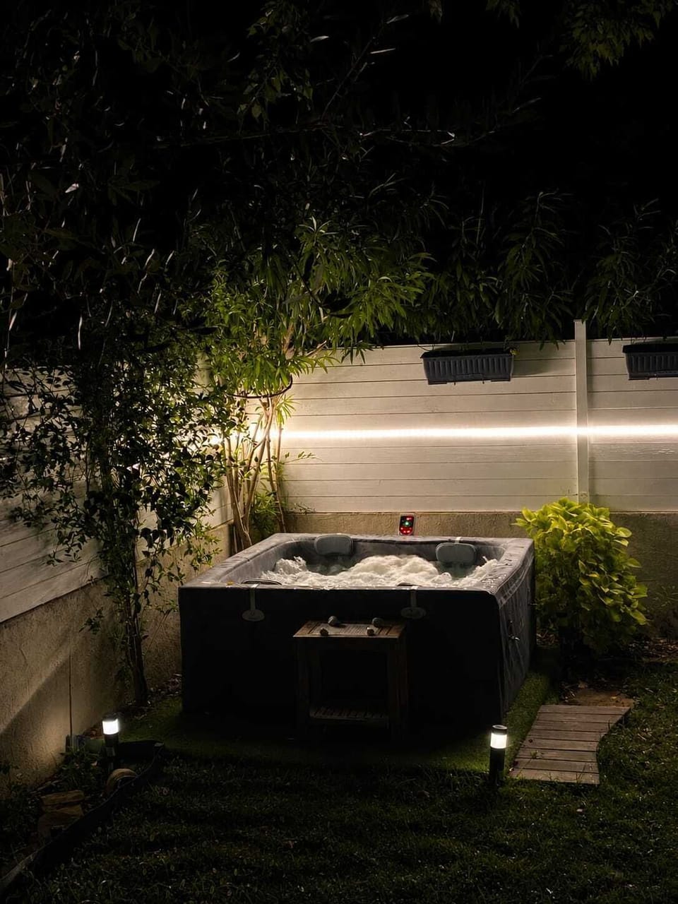 Outdoor spa tub