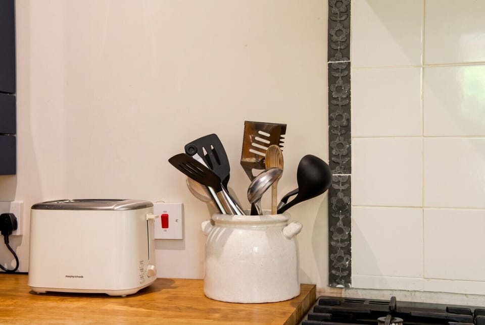 Everyday kitchen essentials kept close to hand for easy stays