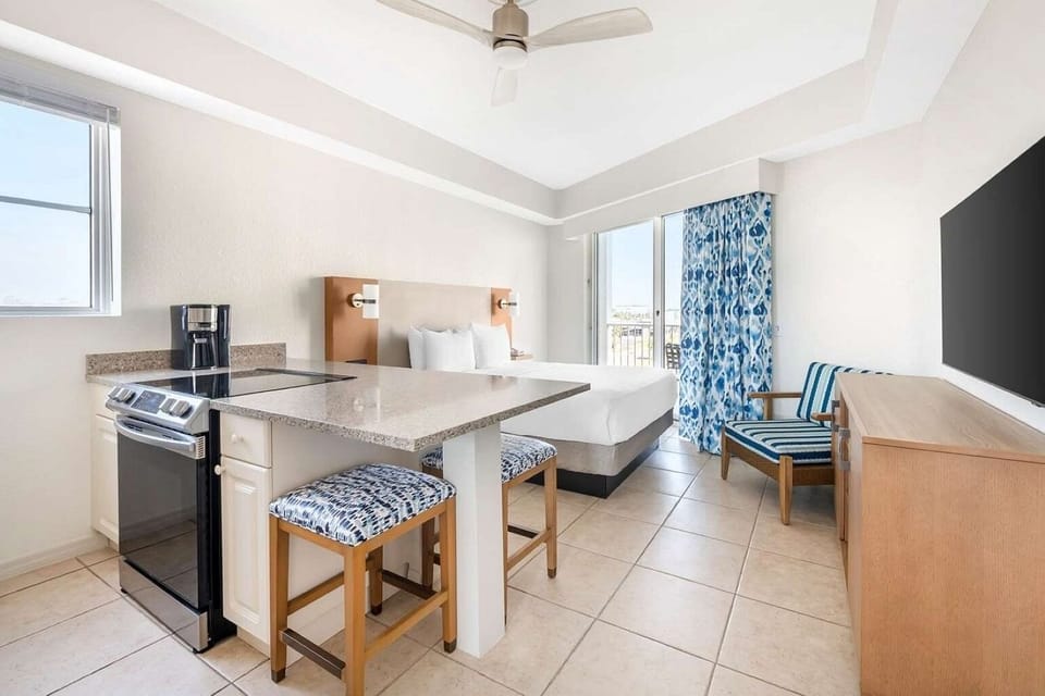 Studio Suite • Queen Bed & Balcony Access