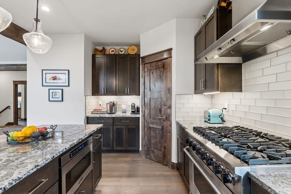  Kitchen: Drip coffee maker, Keurig, Nespresso, blender, kettle, food processor, Instant Pot, Viking appliances, kitchen island with barstools 
