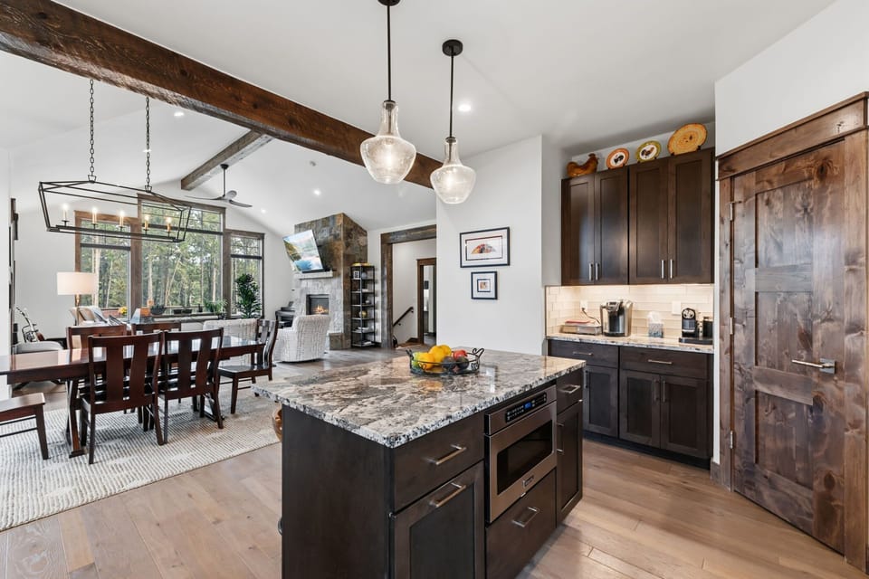  Kitchen: Drip coffee maker, Keurig, Nespresso, blender, kettle, food processor, Instant Pot, Viking appliances, kitchen island with barstools 
