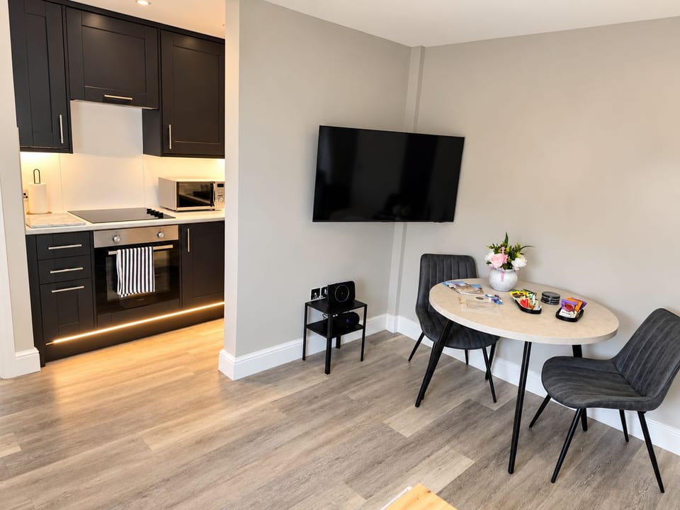 Modern Open-Plan Kitchen and Dining Nook