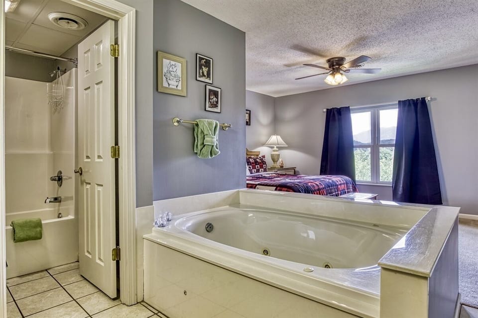 Primary Bedroom with King Bed, Private Bathroom with jetted tub