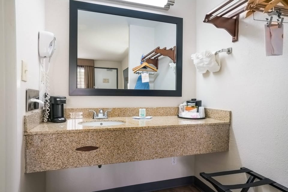 Standard Room, 1 King Bed, Non Smoking | Individually decorated, individually furnished, desk, blackout drapes