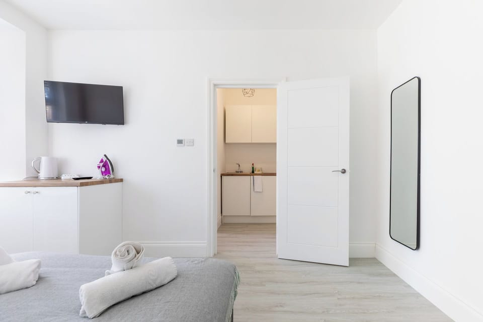 Light Filled First Floor Studio with Bay Window Apartment in London Borough of Southwark