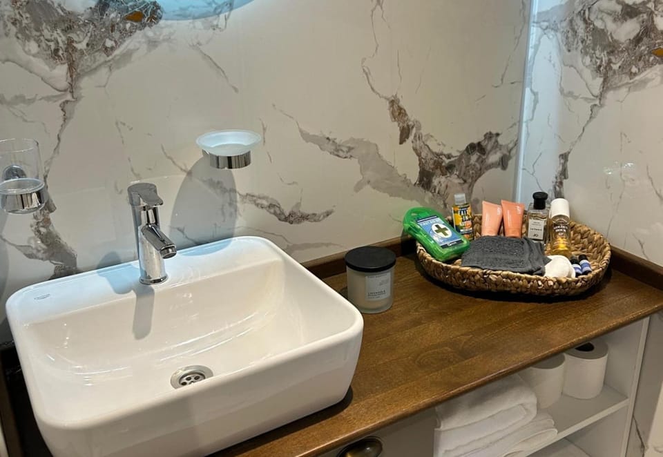 Cabin - Sleeps 6 - Parking Cabin in Meath, Co. Meath, Ireland