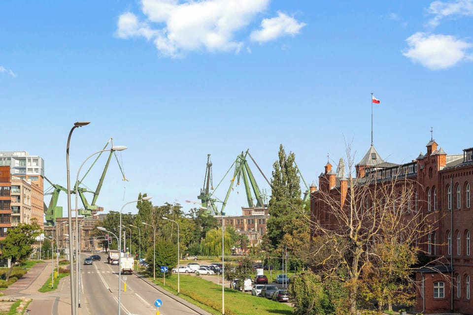 Z salonu można również wyjść na umeblowany balkon z widokiem na miasto.