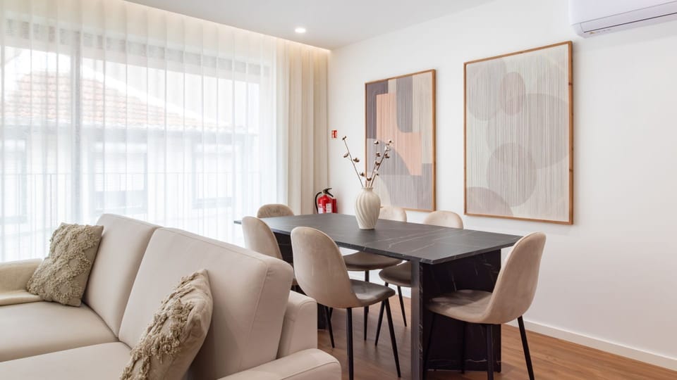 Discover the apartment's smart layout, guiding you from bright, inviting common areas to private retreats, all while maintaining a fresh and contemporary aesthetic. The natural light and subtle decor create a calming atmosphere throughout.
#ApartmentLayou