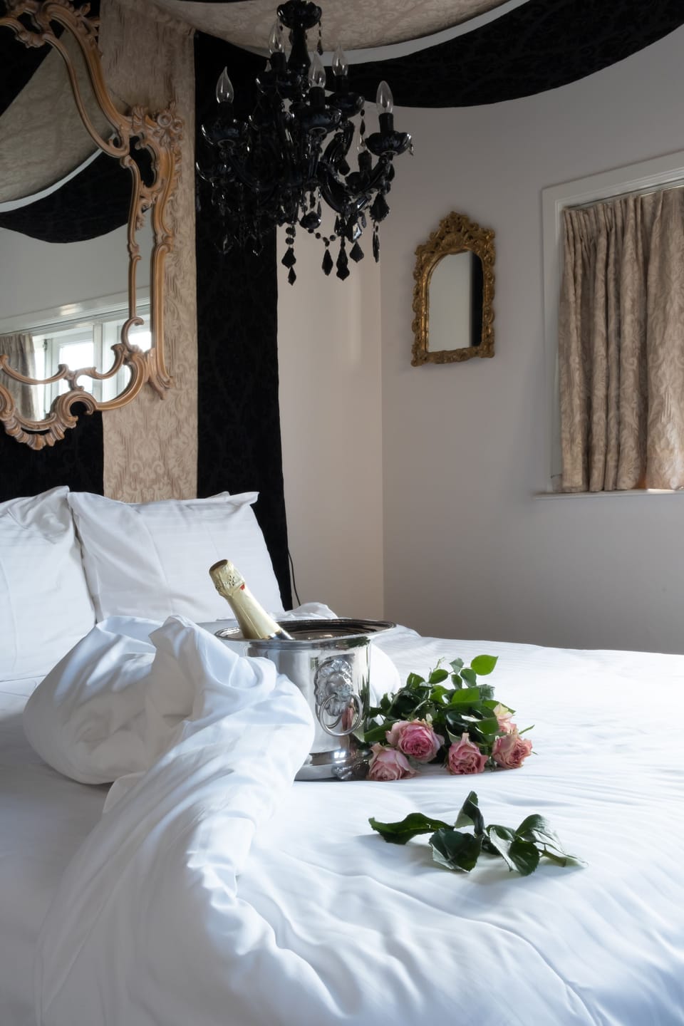 Double Room, 1 King Bed, Courtyard View | Free minibar, in-room safe, individually decorated
