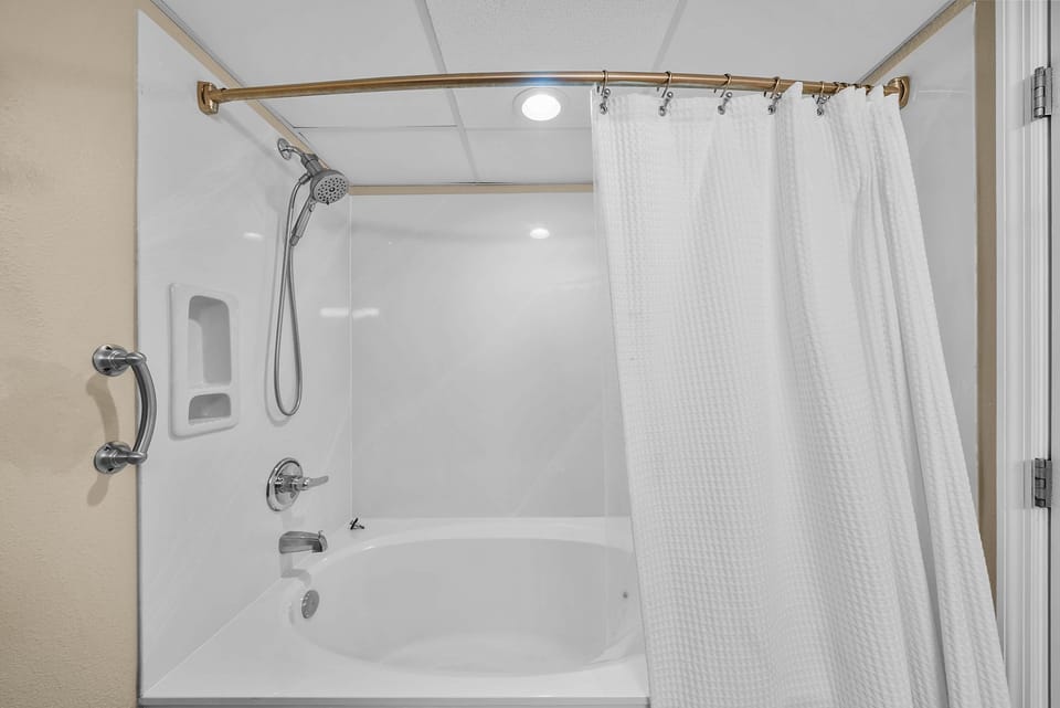Master bath with shower/tub combo