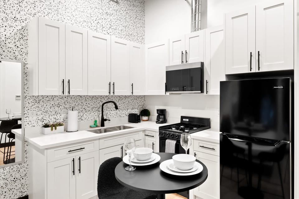 🖤 Striking black-and-white kitchen finishes—compact, functional, and full of character.