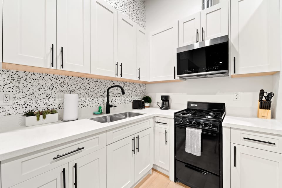 🍳 A fully equipped kitchen with striking mosaic tile—cooking in style, even in a compact space.