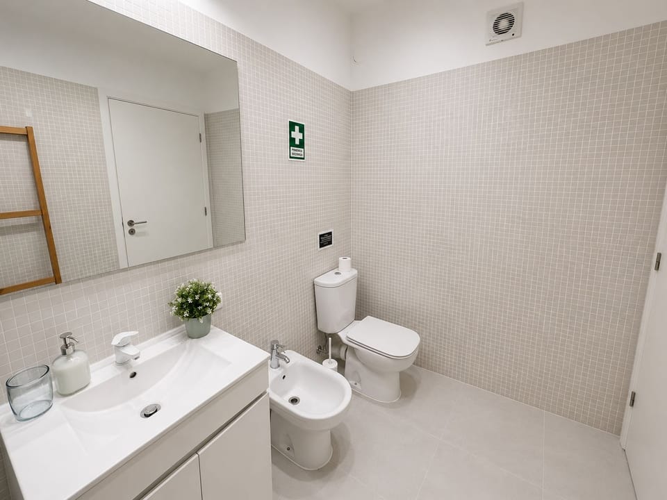 Comfort Apartment, Ensuite, City View | Bathroom | Free toiletries, hair dryer, towels, soap