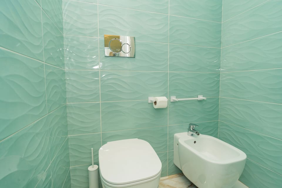 Basic Room, 1 Twin Bed | Bathroom | Shower, towels, soap, shampoo