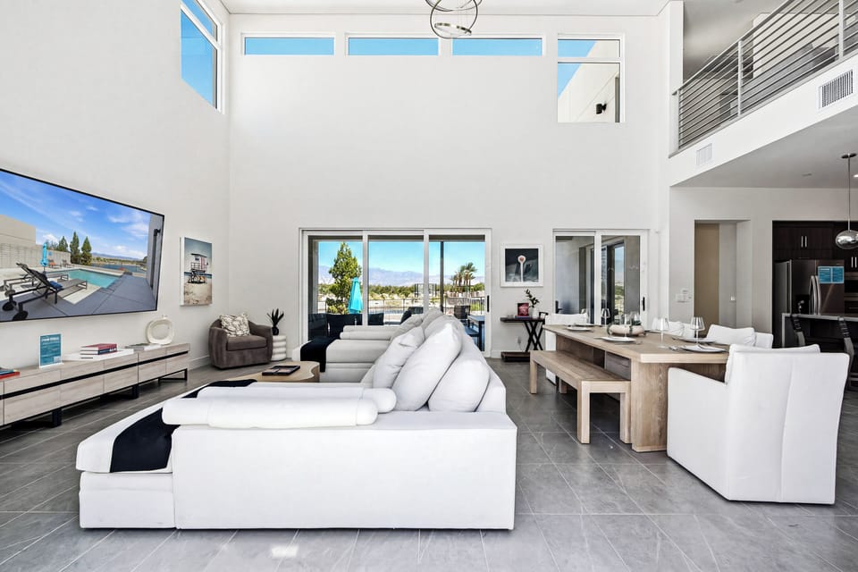 Slide open the doors and let the Palm Springs air in. 