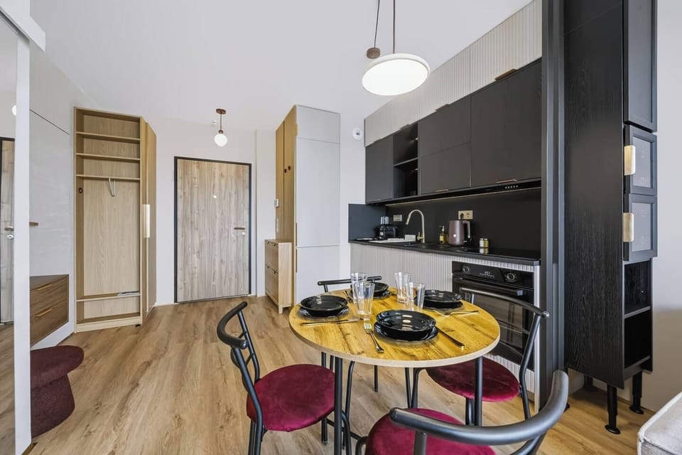 Bemowo/Chrzanów Warsaw Apartment | Private parking, A/C & balcony | Book now with Rentujemy