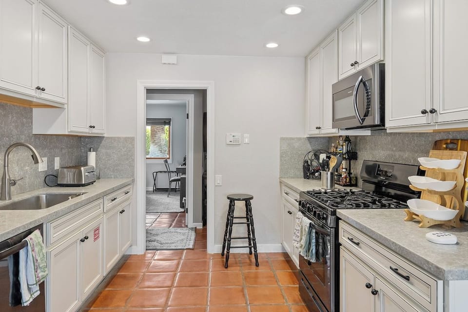 K0065 - Side vide of Kitchen to Bedroom