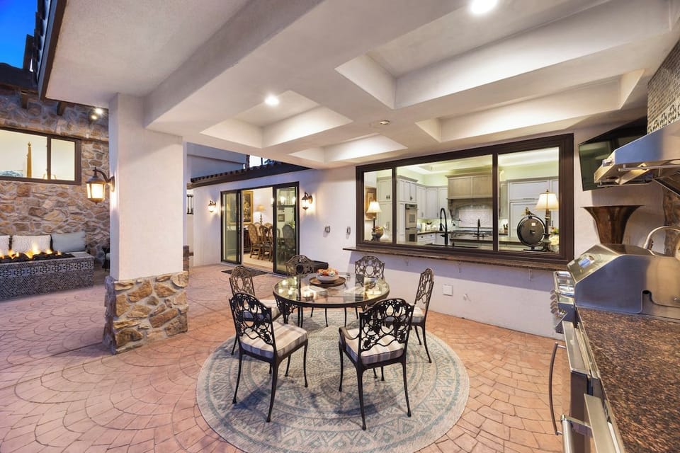 Casa Sueños - Covered Patio Area Night