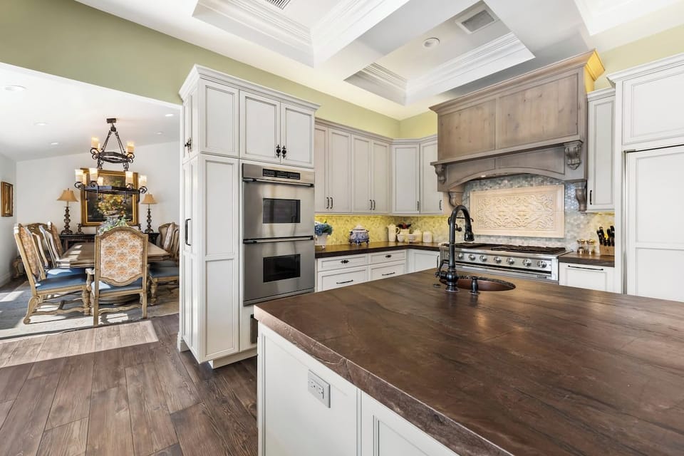 Casa Sueños - Over Kitchen Counter
