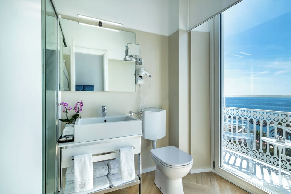 Junior Suite, Sea View, Executive Level | Bathroom | Rainfall showerhead, free toiletries, hair dryer, bathrobes
