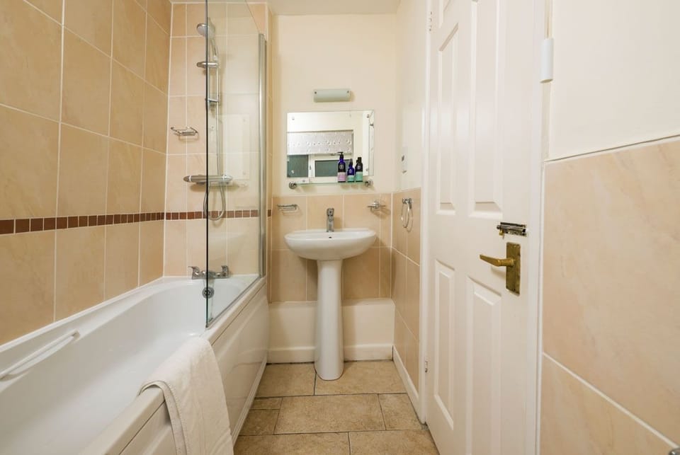 Bathroom at Rose Cottage in Port Gaverne