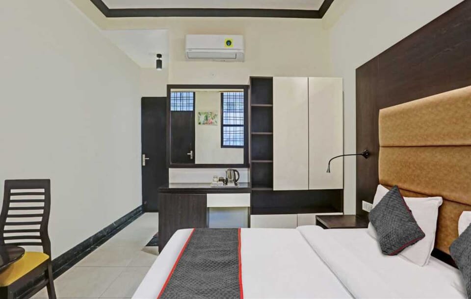 Deluxe Vishwavidyalaya Metro House in Uttar Pradesh