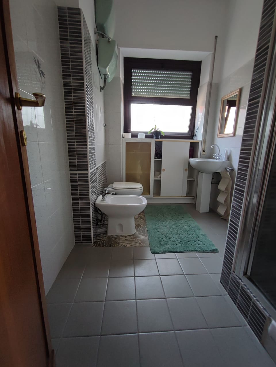 Camera Tripla con terrazzo, vista giardino | Bathroom