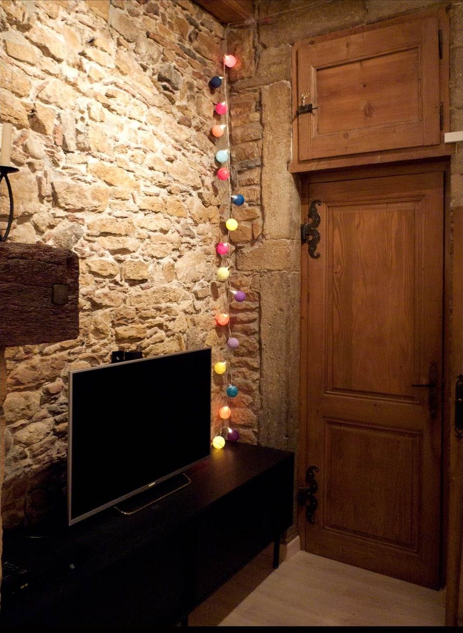 le coin "télé" à droite de la cheminée.